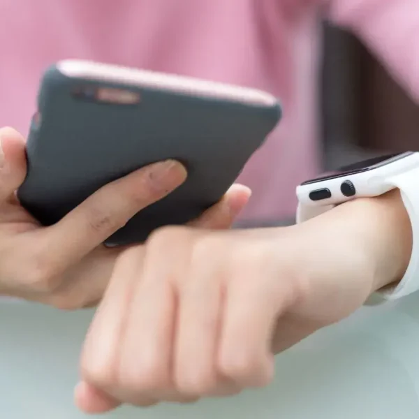 How to Connect Smartwatch to Android Phone and iPhone?